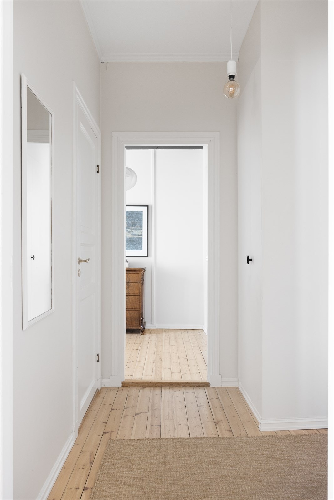 Det er innebygd skap i gangen for oppbevaring av yttertøy. Galleribilde