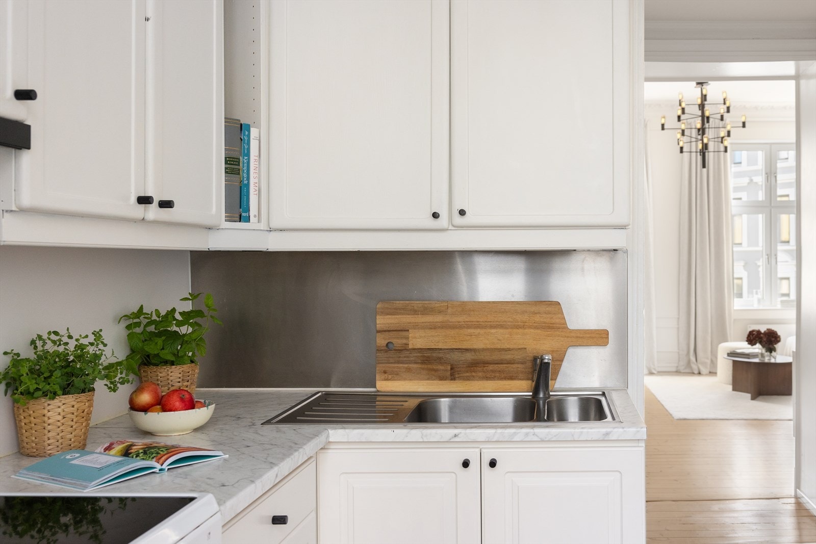 Det er godt med skap- og benkeplass. Galleribilde