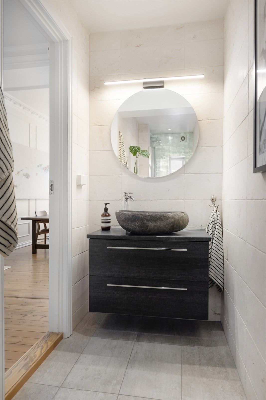 Rommet har flislagte overflater og behagelig gulvvarme. Galleribilde