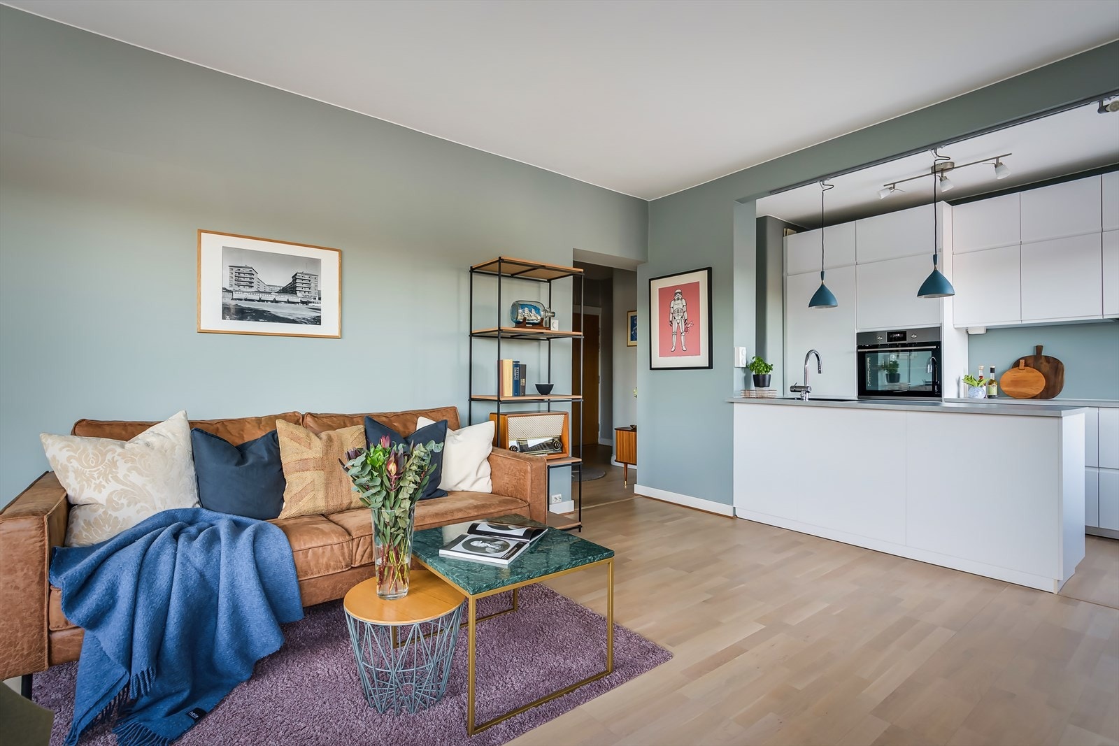 Stuen og kjøkkenet har en åpen og luftig planløsning Galleribilde