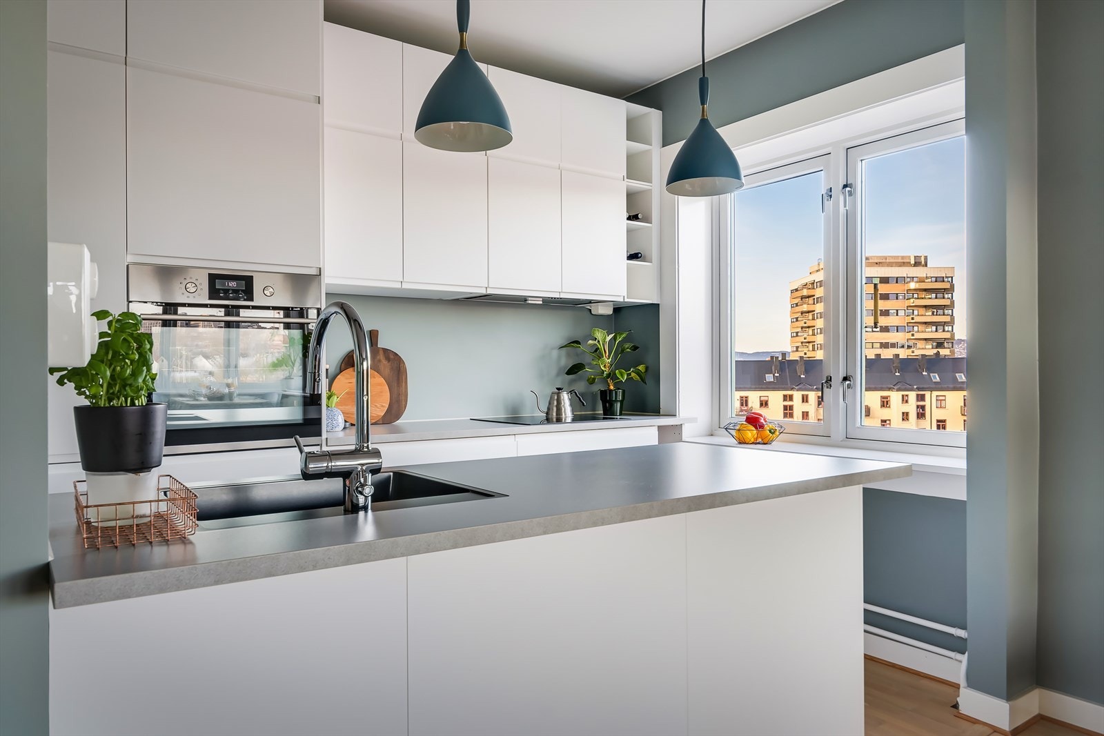 Kjøkkenøya gir ekstra benkeplass og er det ideelle stedet for å starte dagen med morgenkaffe Galleribilde