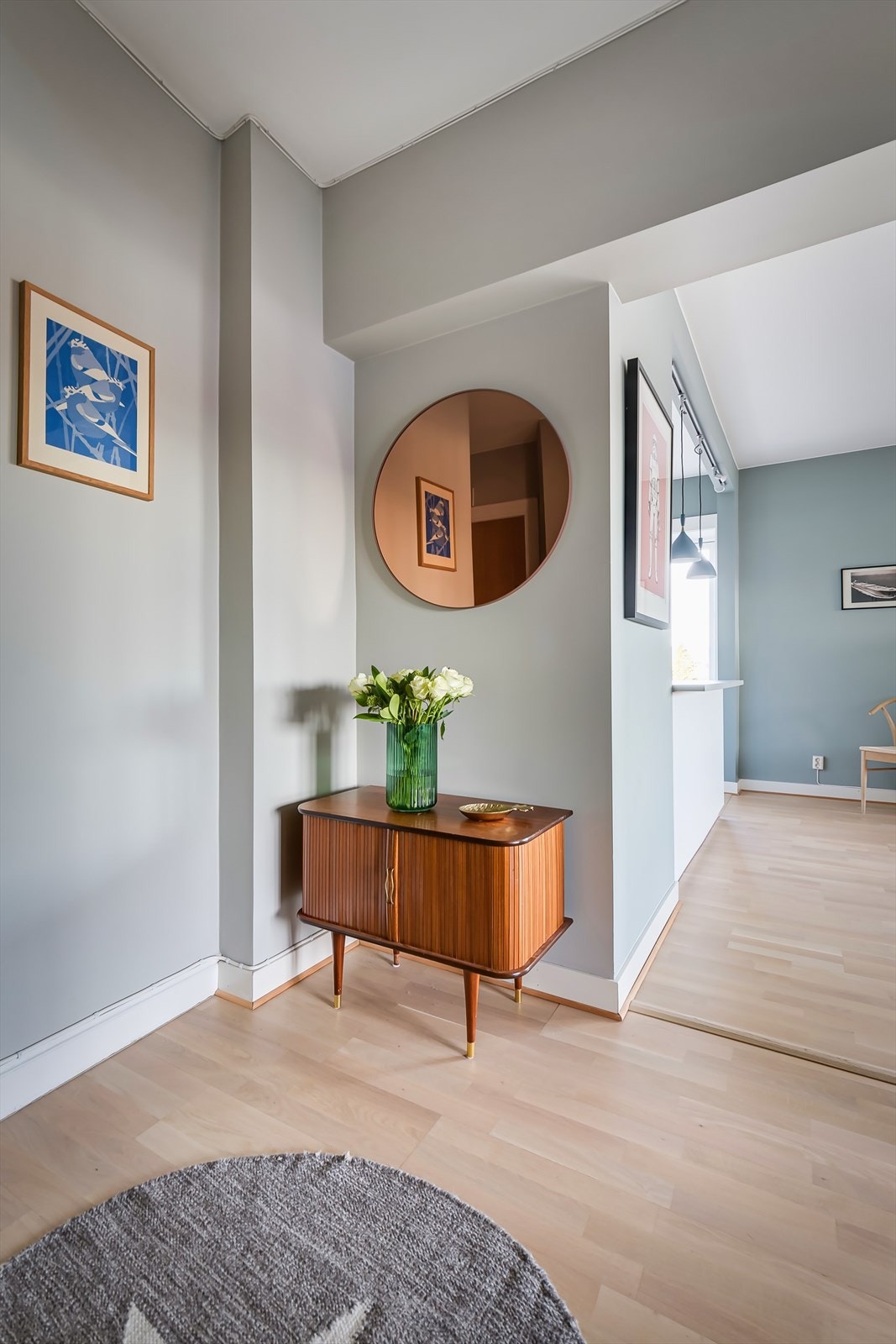 I entréen er det god plass til å henge fra seg ytterklær og sko Galleribilde