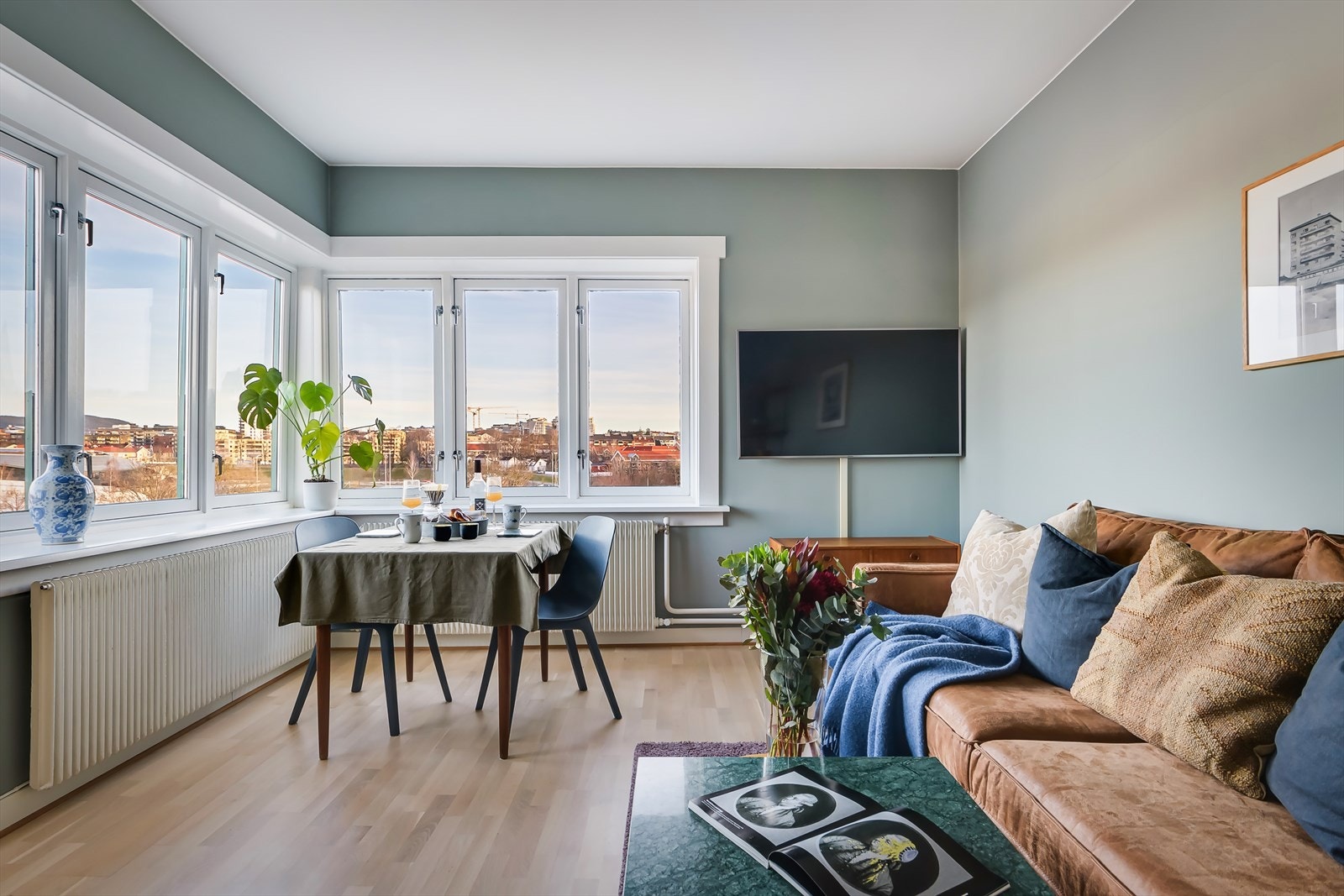 Topp- og hjørnebeliggenheten lar deg nyte en fantastisk utsikt som virkelig imponerer! Galleribilde