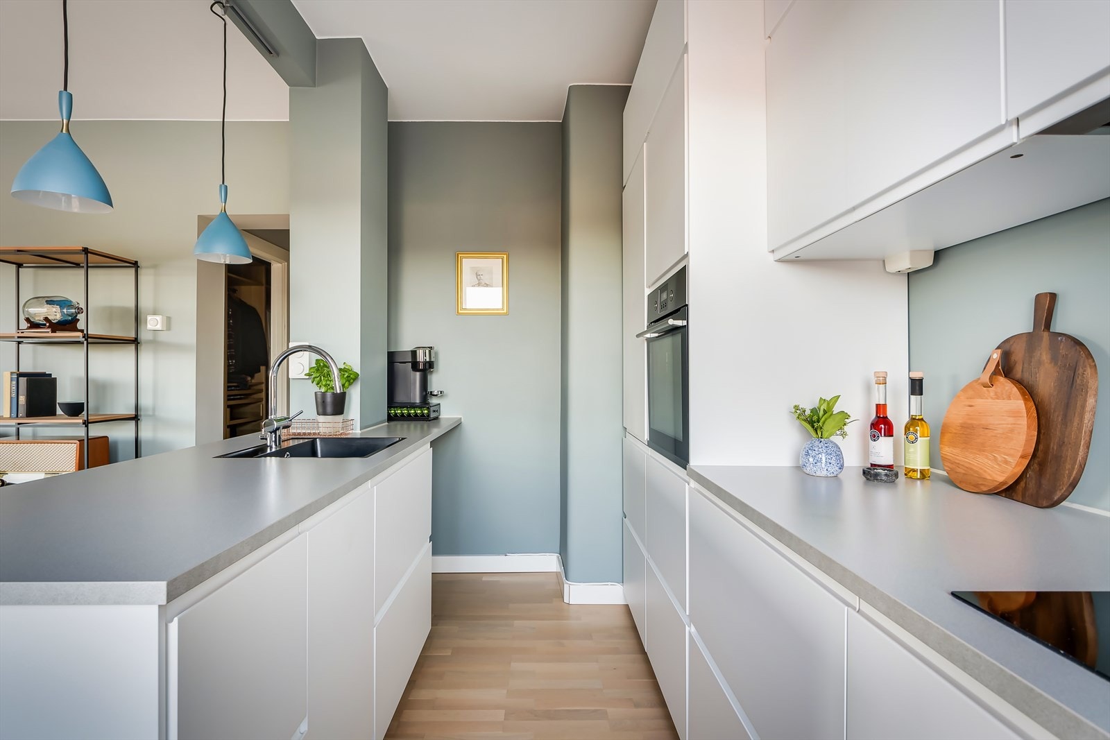 Her er det rikelig med skap- og benkeplass! Galleribilde