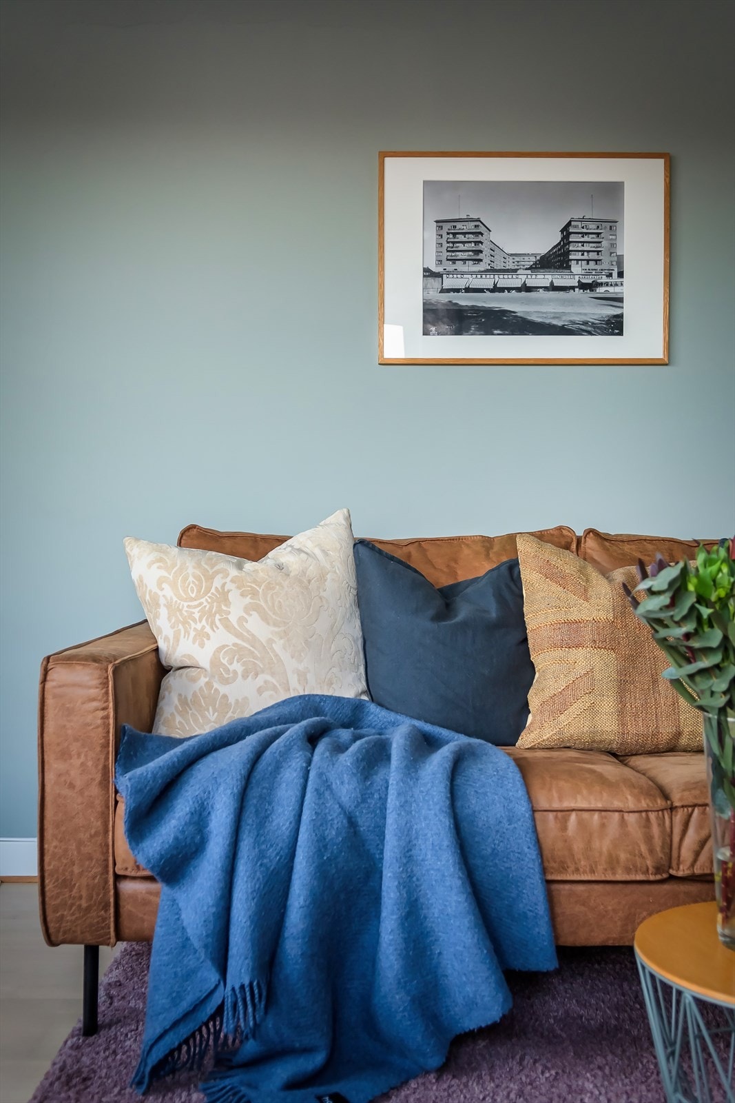 Den romslige planløsningen gir deg fleksible innredningsmuligheter med god plass til sofa, spisebord og øvrig møblement Galleribilde