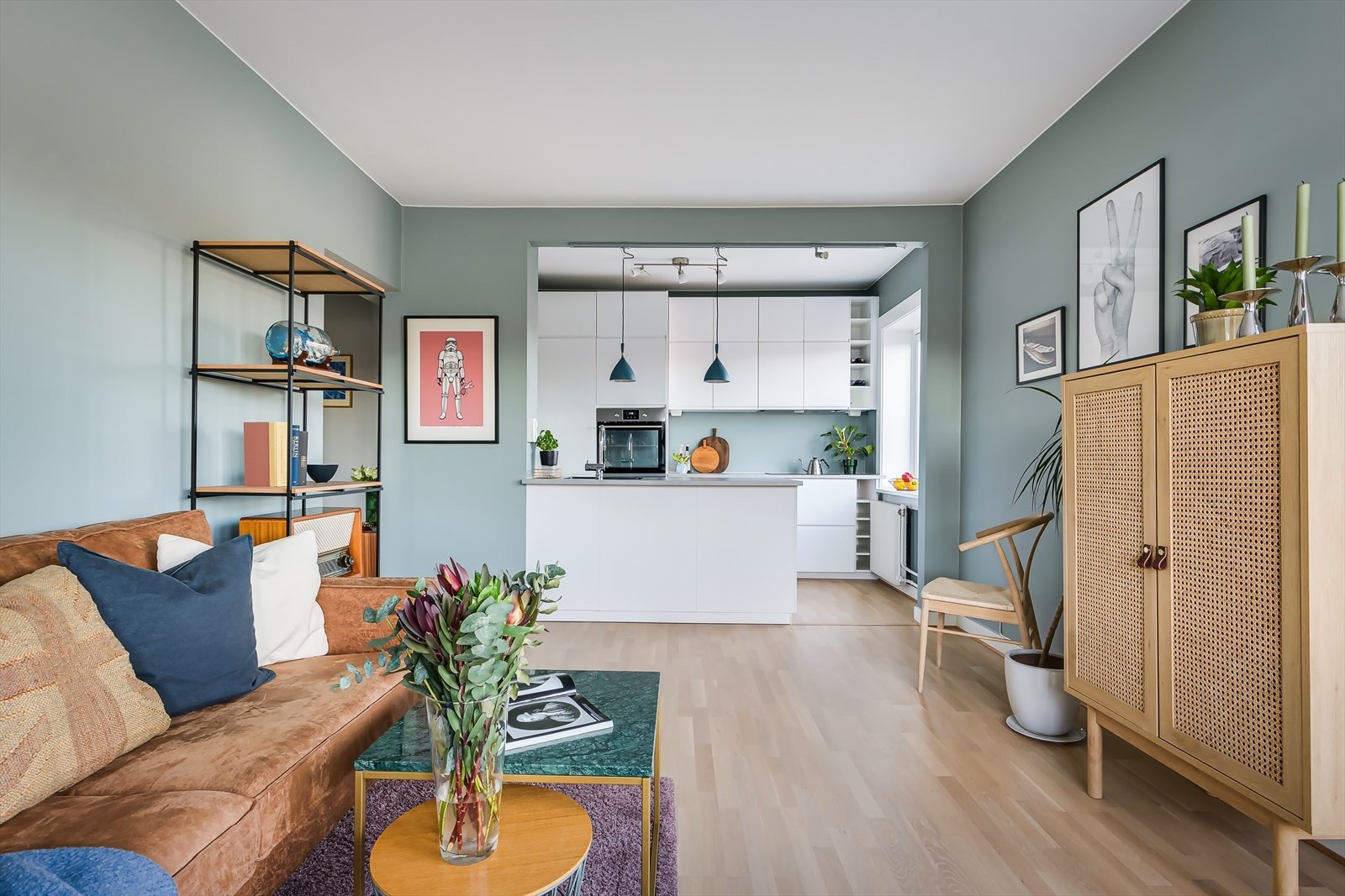 En nydelig toppleilighet med imponerende utsikt og ettertraktet hjørnebeliggenhet! Galleribilde