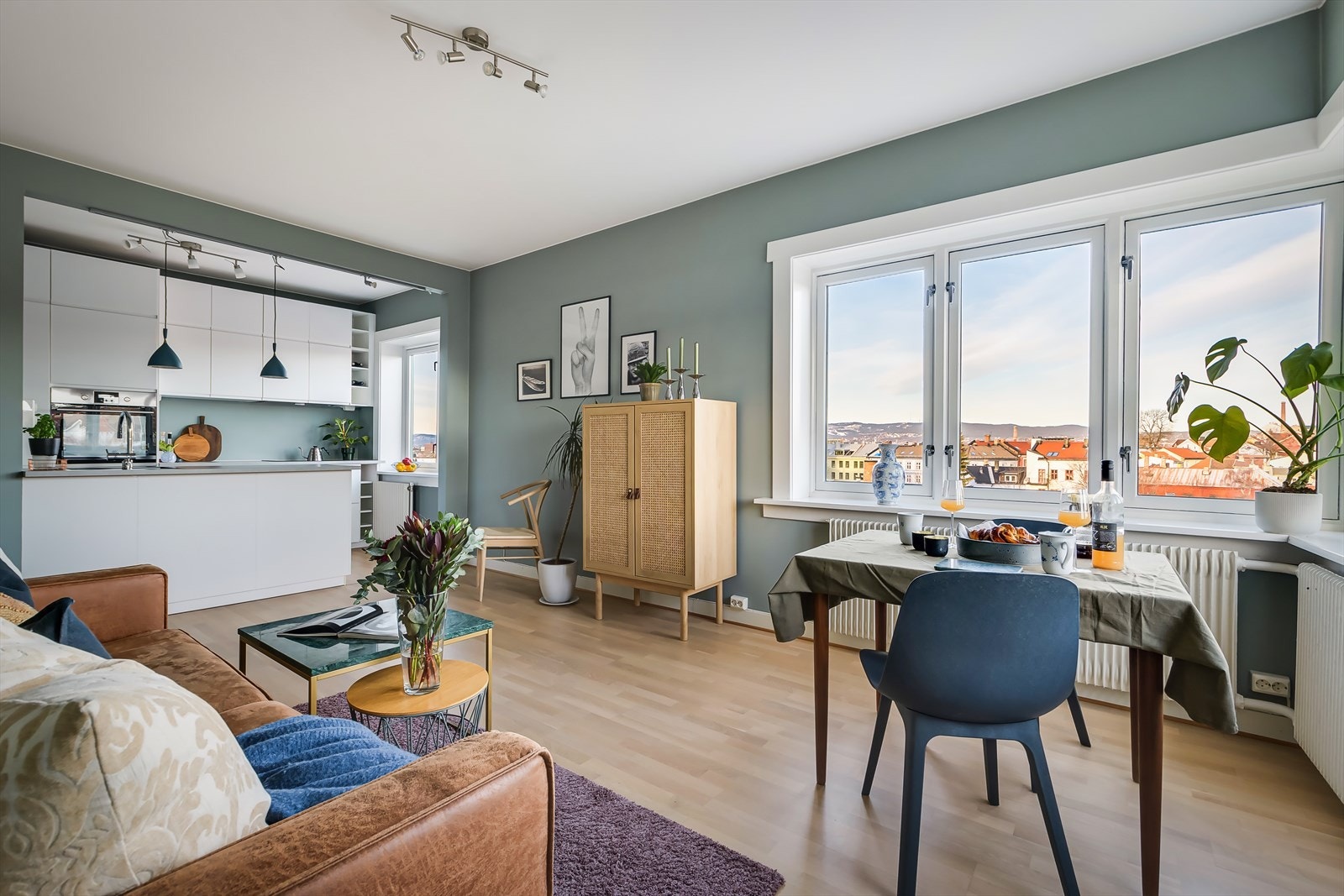 Veggen mellom stuen og kjøkkenet ble åpnet i 2015, samtidig som leiligheten fikk oppgraderinger med nytt kjøkken og nye gulv Galleribilde