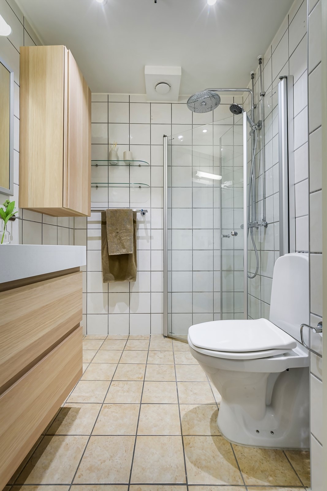 Det er varmekabler i gulvet og downlights i taket Galleribilde