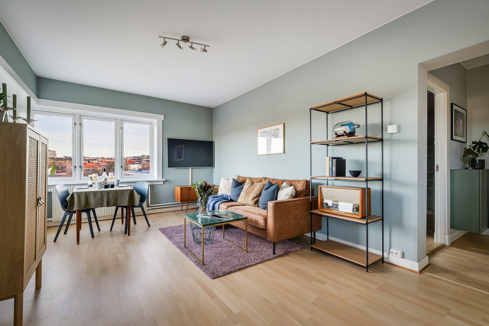 Stuen er malt i tidløse farger som står i stil med det lyse parkettgulvet Galleribilde