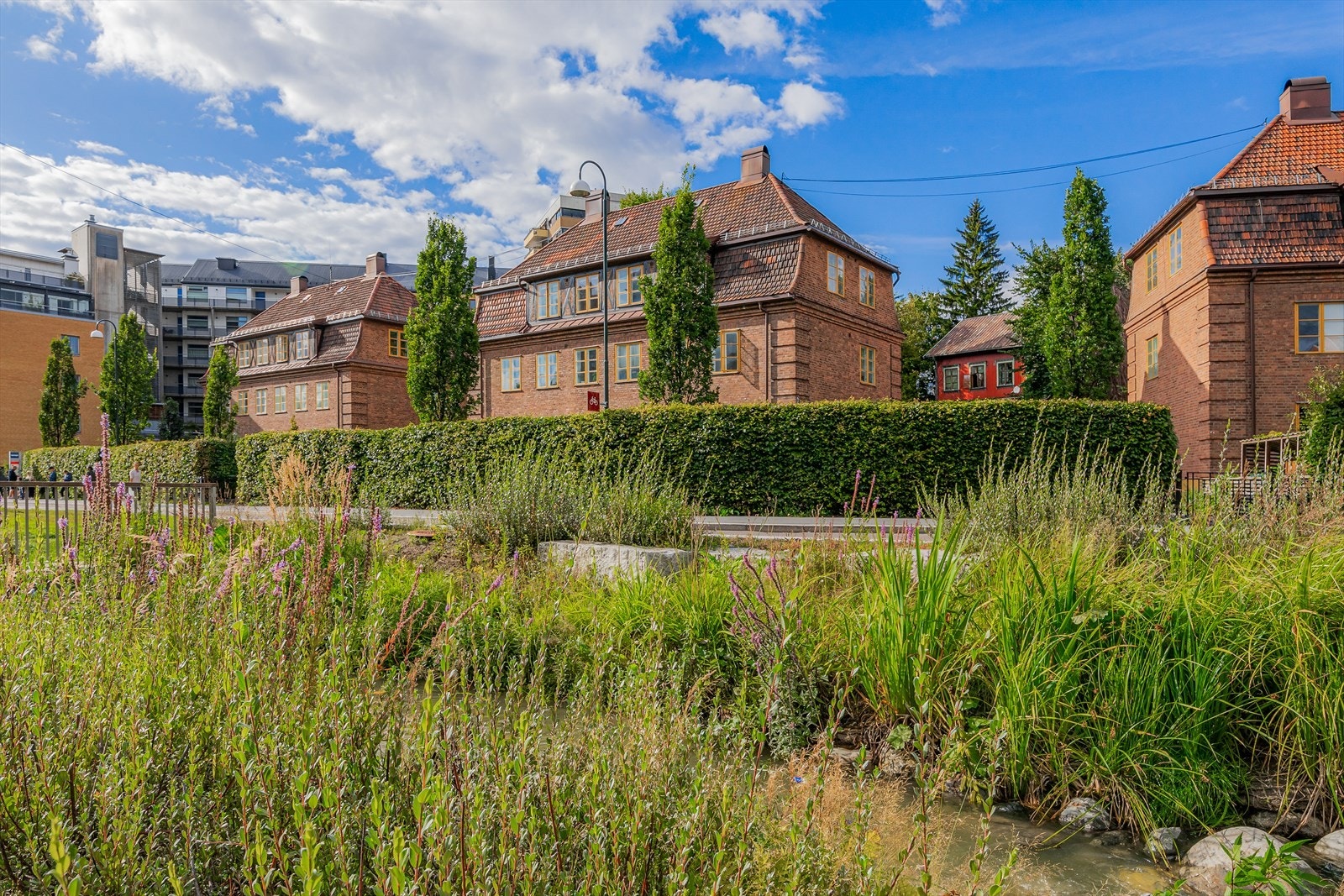 Jordal Idrettspark og de omkringliggende grøntområdene er designet av det anerkjente arkitektfirmaet Henning Larsen Architects, og byr på en vakkert utformet park Galleribilde