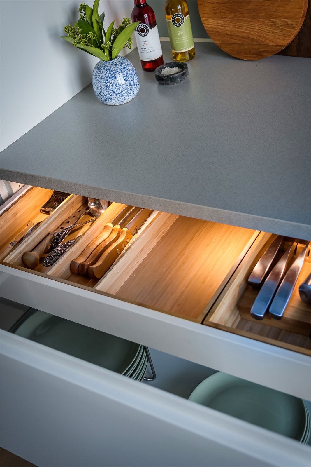 Kjøkkenet er påkostet med flere smarte løsninger en setter pris på i hverdagen Galleribilde