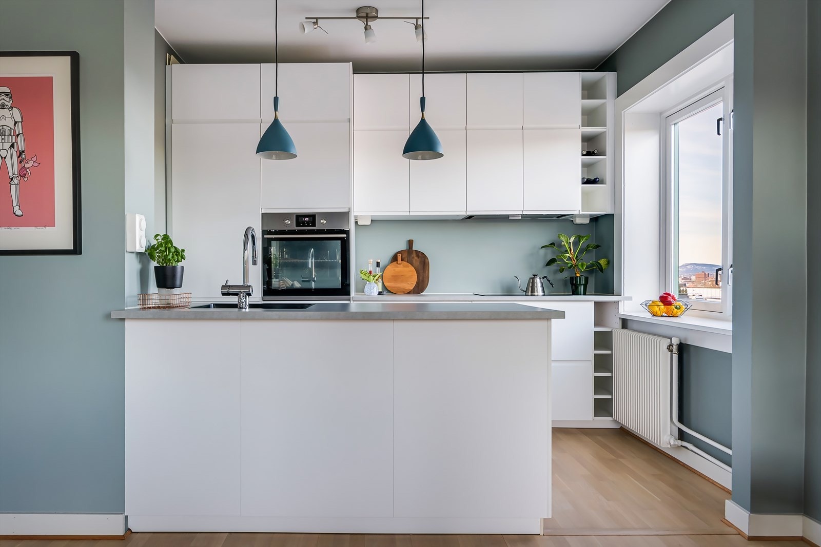 Lekkert IKEA-kjøkken innredet med hvite, slette fronter og benkeplate i laminat Galleribilde