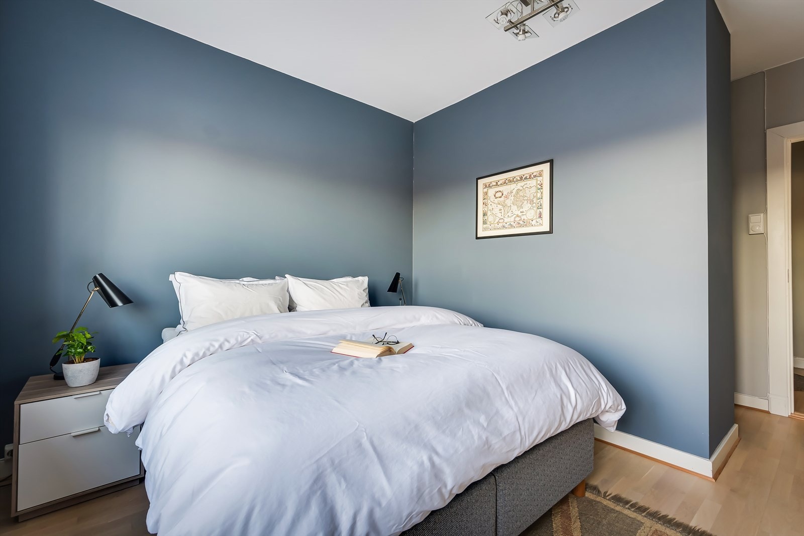 Soverommet har en praktisk planløsning med egen sone for walk-in-garderobe Galleribilde