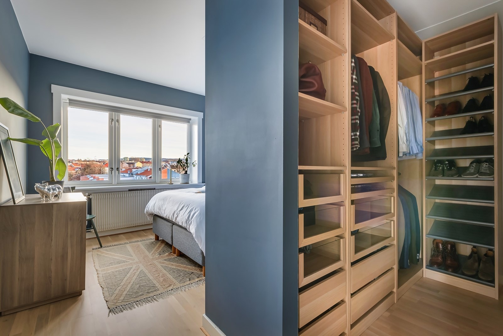 PAX-garderobeløsning med generøs plass til lagring av klær Galleribilde