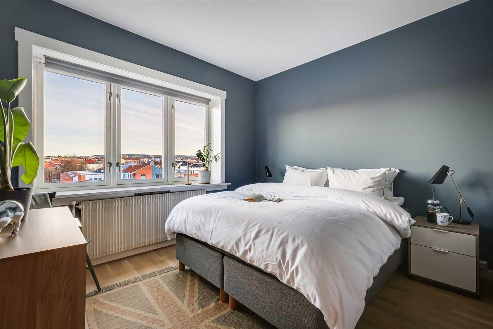 Lunt soverom med god plass til dobbeltseng, nattbord og garderobeskap Galleribilde