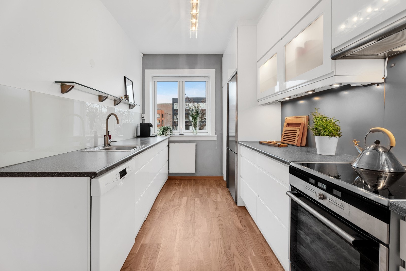 Det er godt med lagringsplass i både over - og underskap Galleribilde