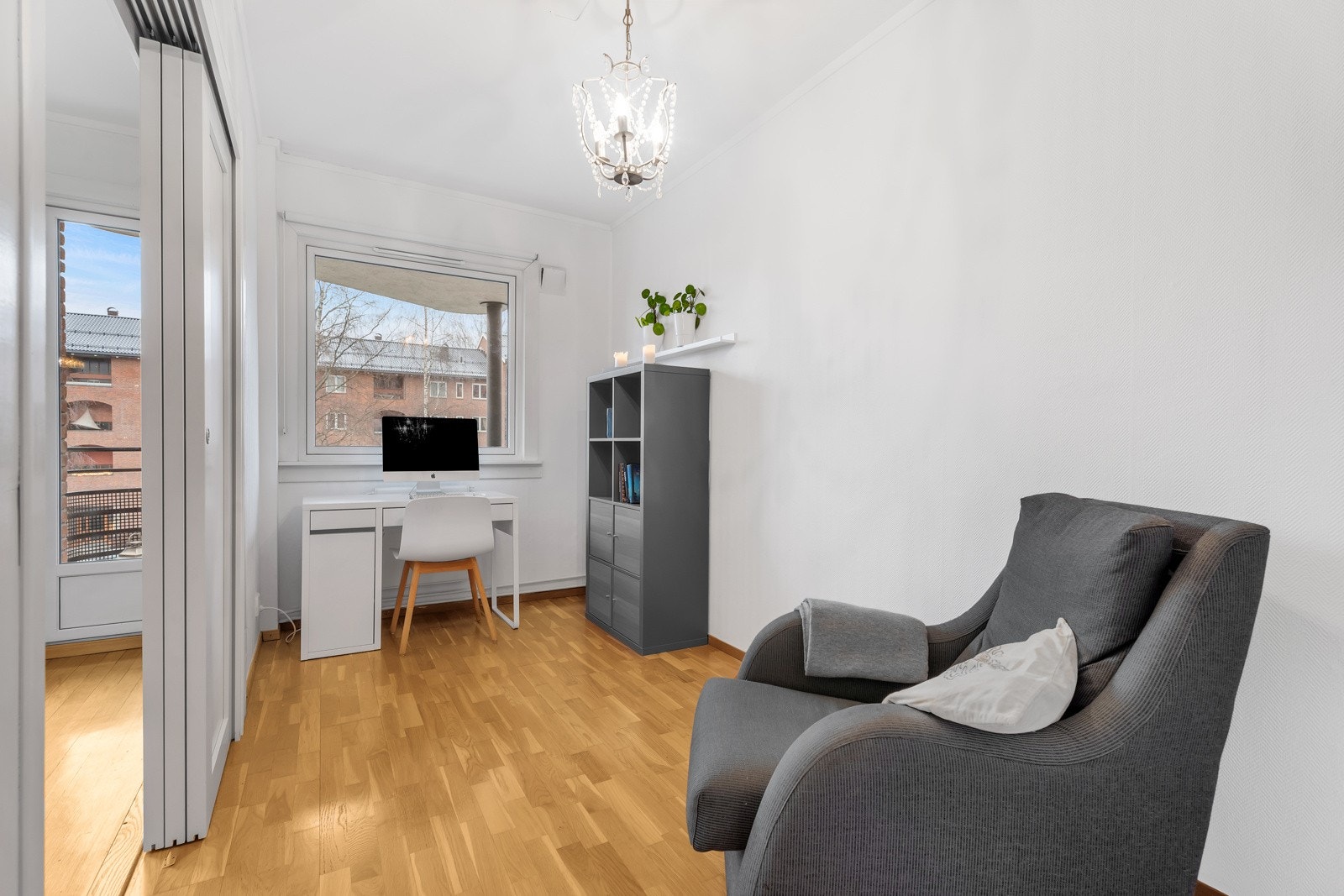 Soverom/kontor har adkomst fra stuen Galleribilde