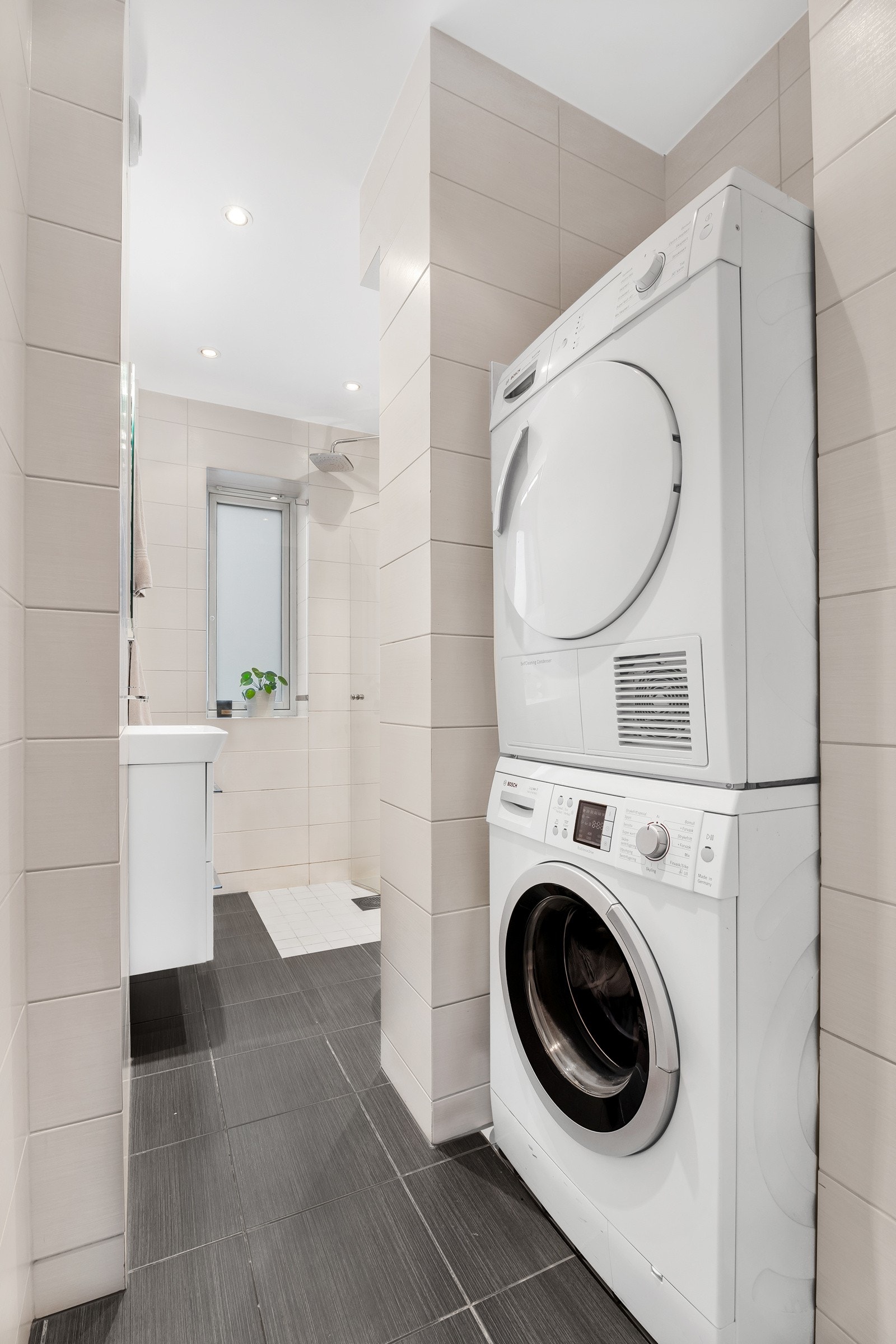 Baderom i hovedsak fra 2012 med deler av røropplegg vurdert til å være fra byggeår Galleribilde