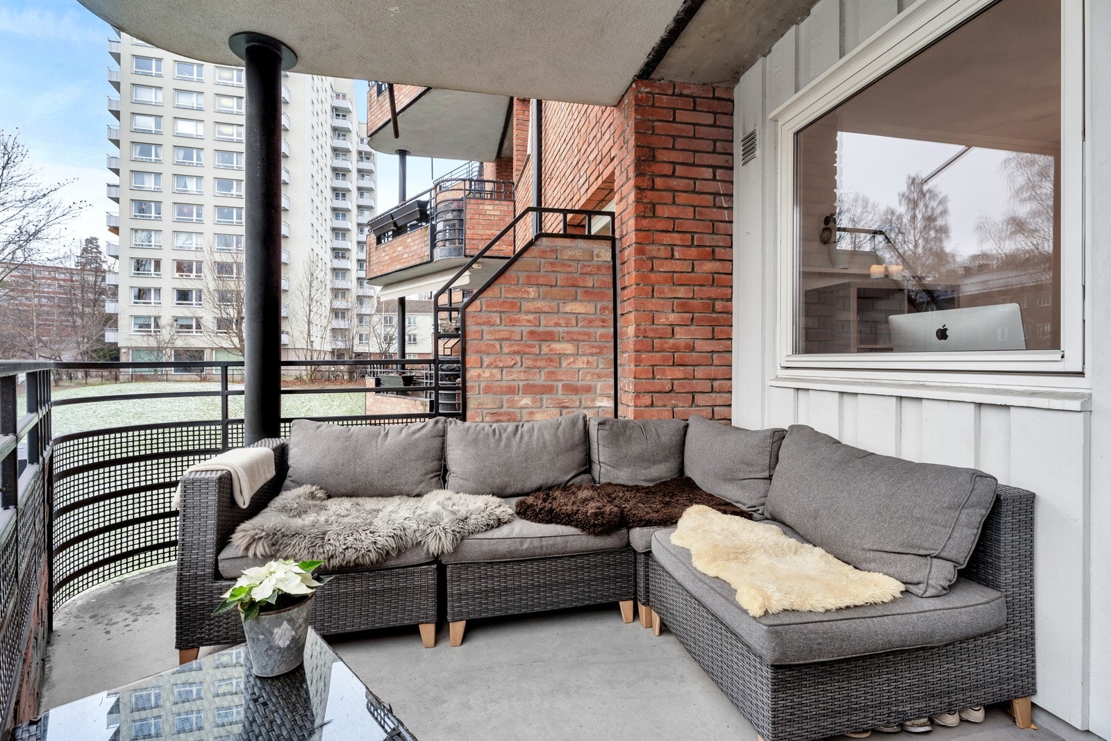 Balkongen er perfekt for å nyte morgenkaffen utendørs Galleribilde