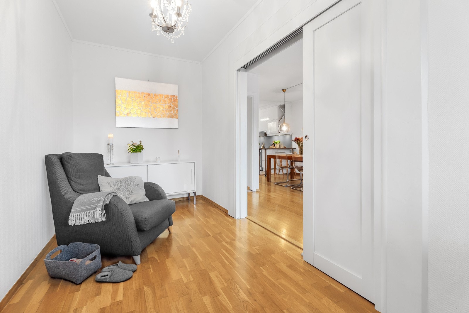 Soverom/kontor har slette skyvedør Galleribilde