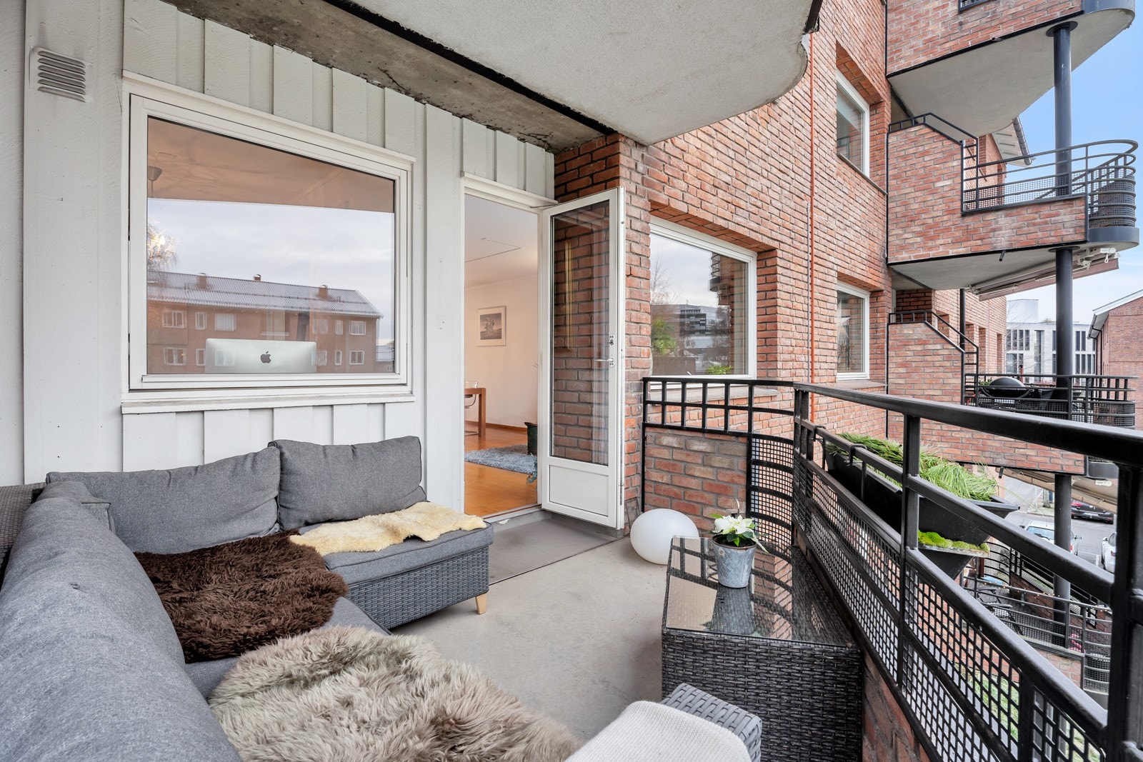 Balkongen er romslig med plass til både sofagruppe og utemøbler Galleribilde