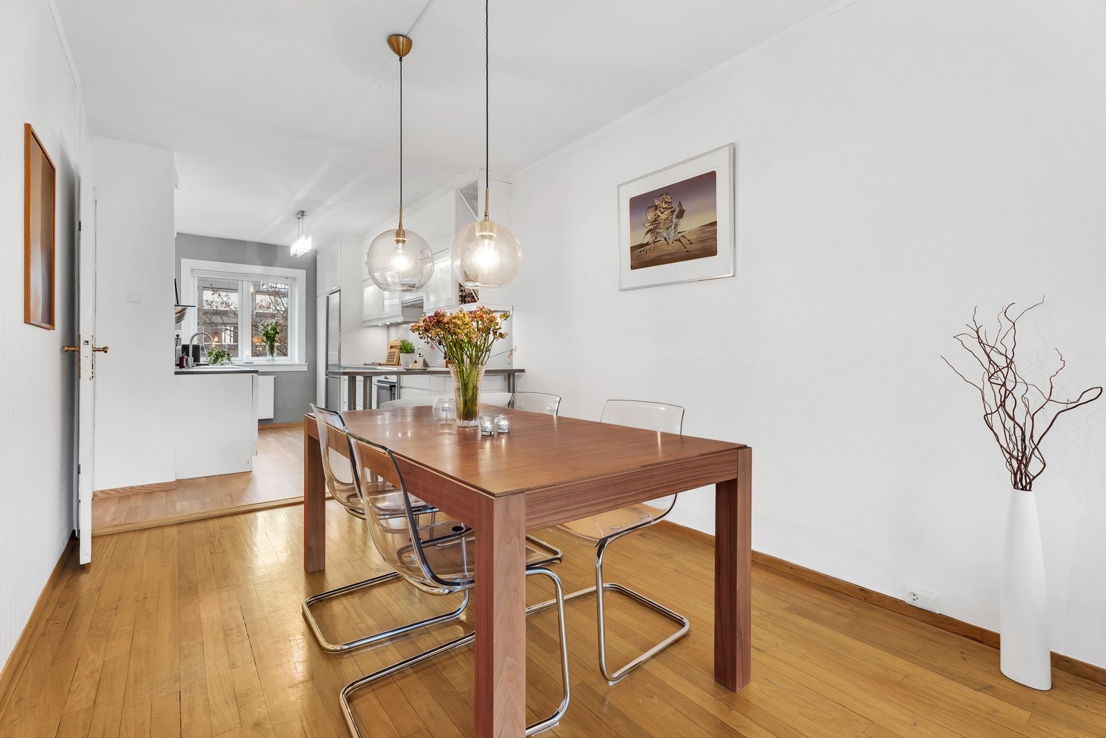 I stuen er det også plass til ønsket spisebordsinnredning Galleribilde