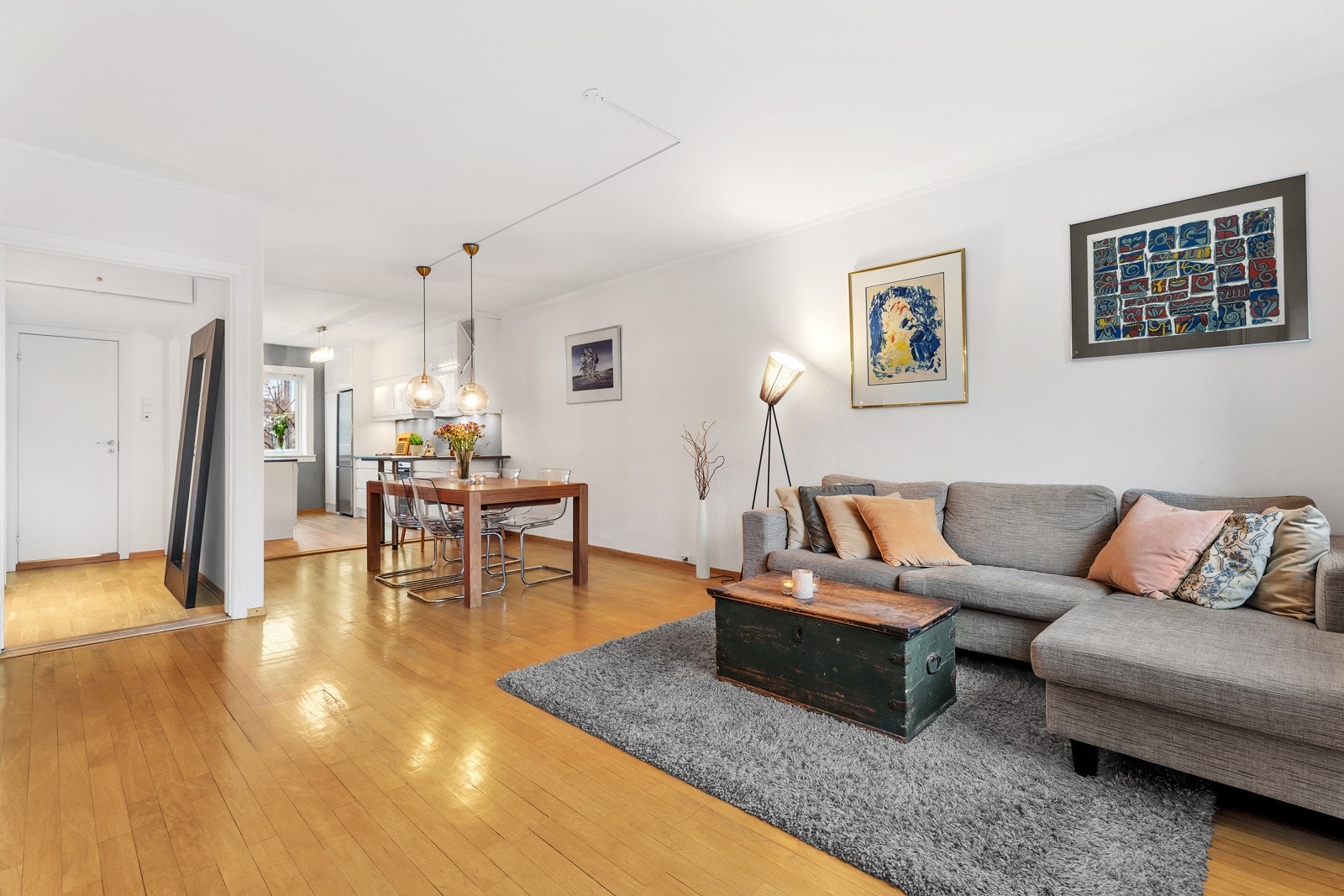 Stuen er lys og stor - Her kan du nyte hverdagen med god plass til både familie og venner Galleribilde