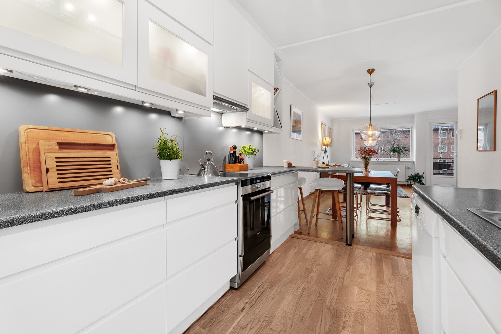 Kjøkkenet har vannrør av rør-i-rør og synlige avløpsrør av plast Galleribilde