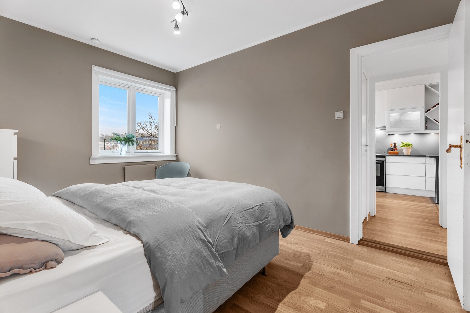 Soveromet har god plass til dobbeltseng og oppbevaring Galleribilde