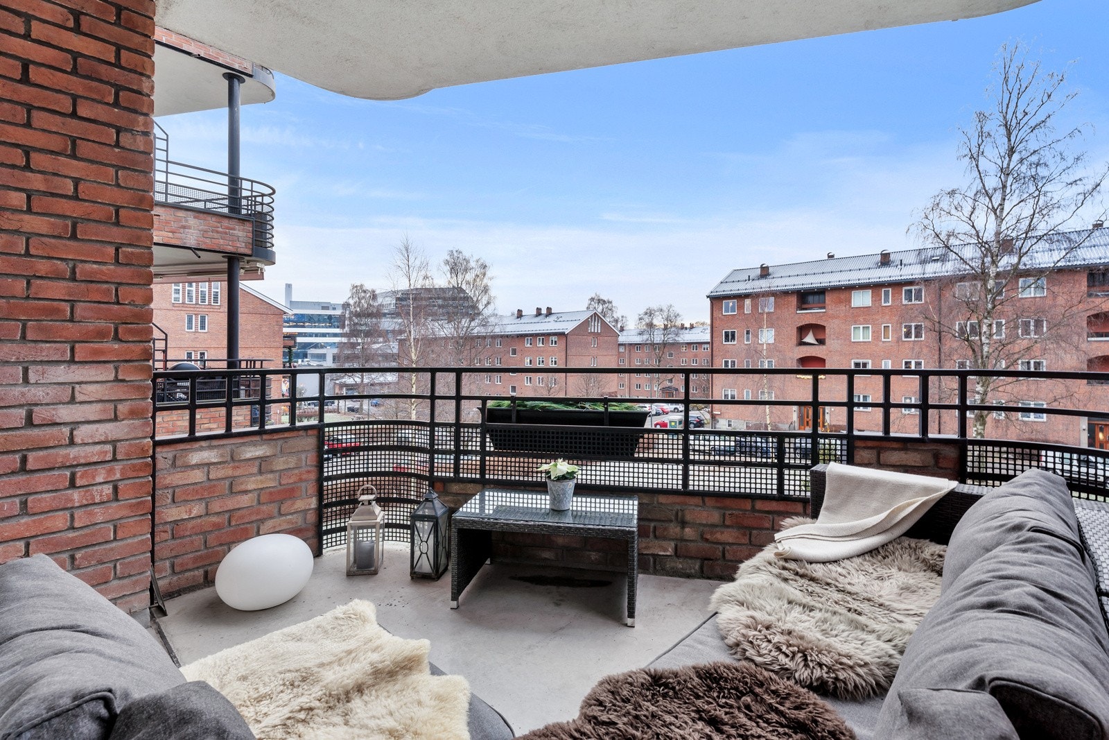 Balkongen har rekkverk av teglstein og metall. Rekkverkshøyde er målt til 104 cm Galleribilde