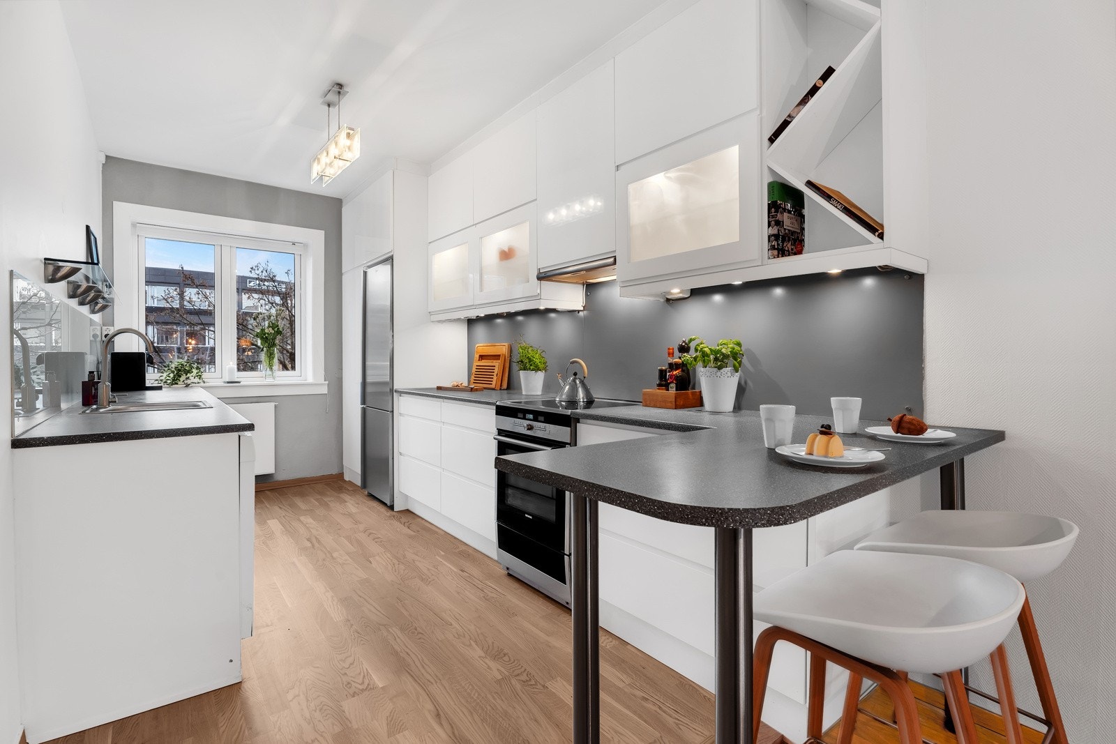 Leiligheten har åpen kjøkkenløsning mot stue Galleribilde