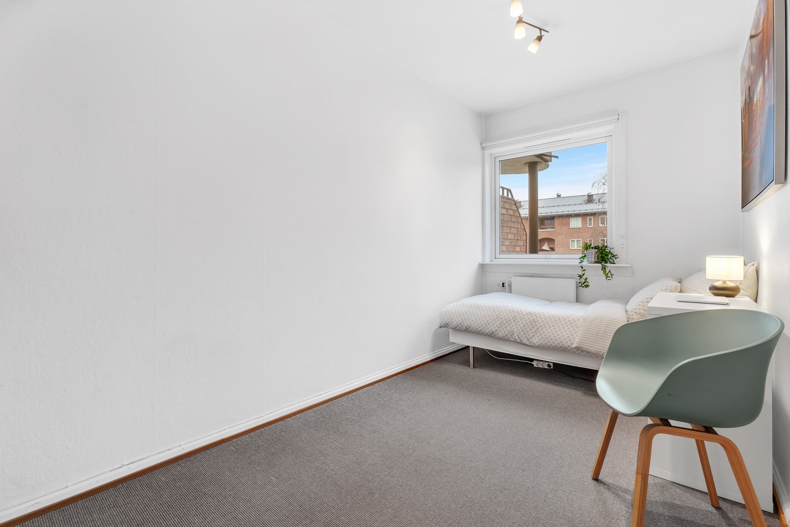 Soverommet har gode møbleringsmuligheter til både seng og kommode Galleribilde