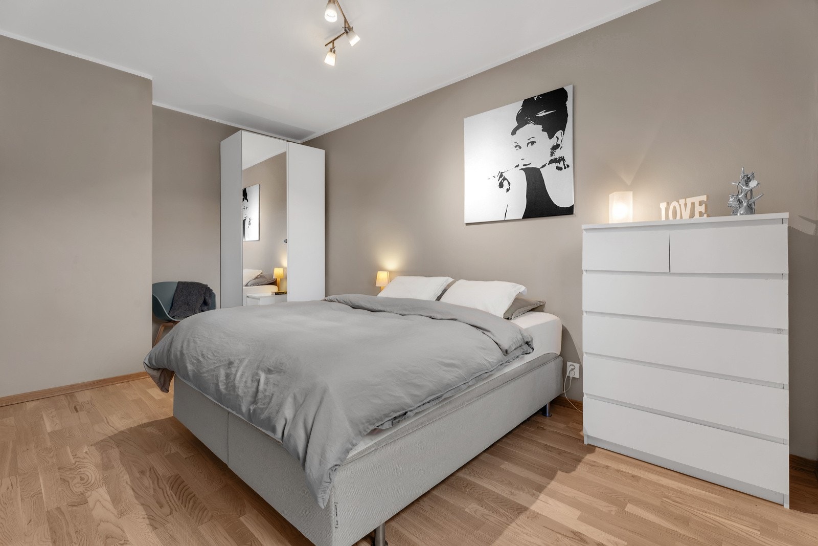 Her har du et stort soverom med stort og romslig garderobeskap Galleribilde