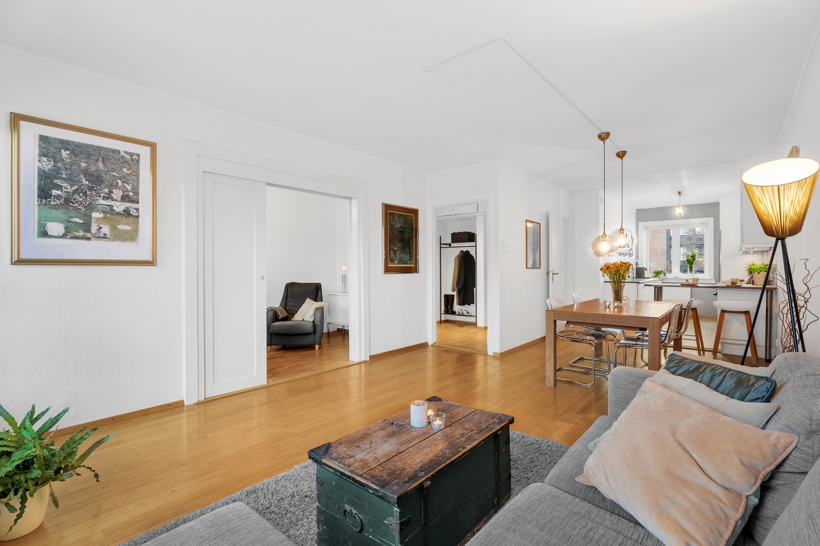 Fra stue/kjøkken er det adkomst ut til hyggelig balkong Galleribilde