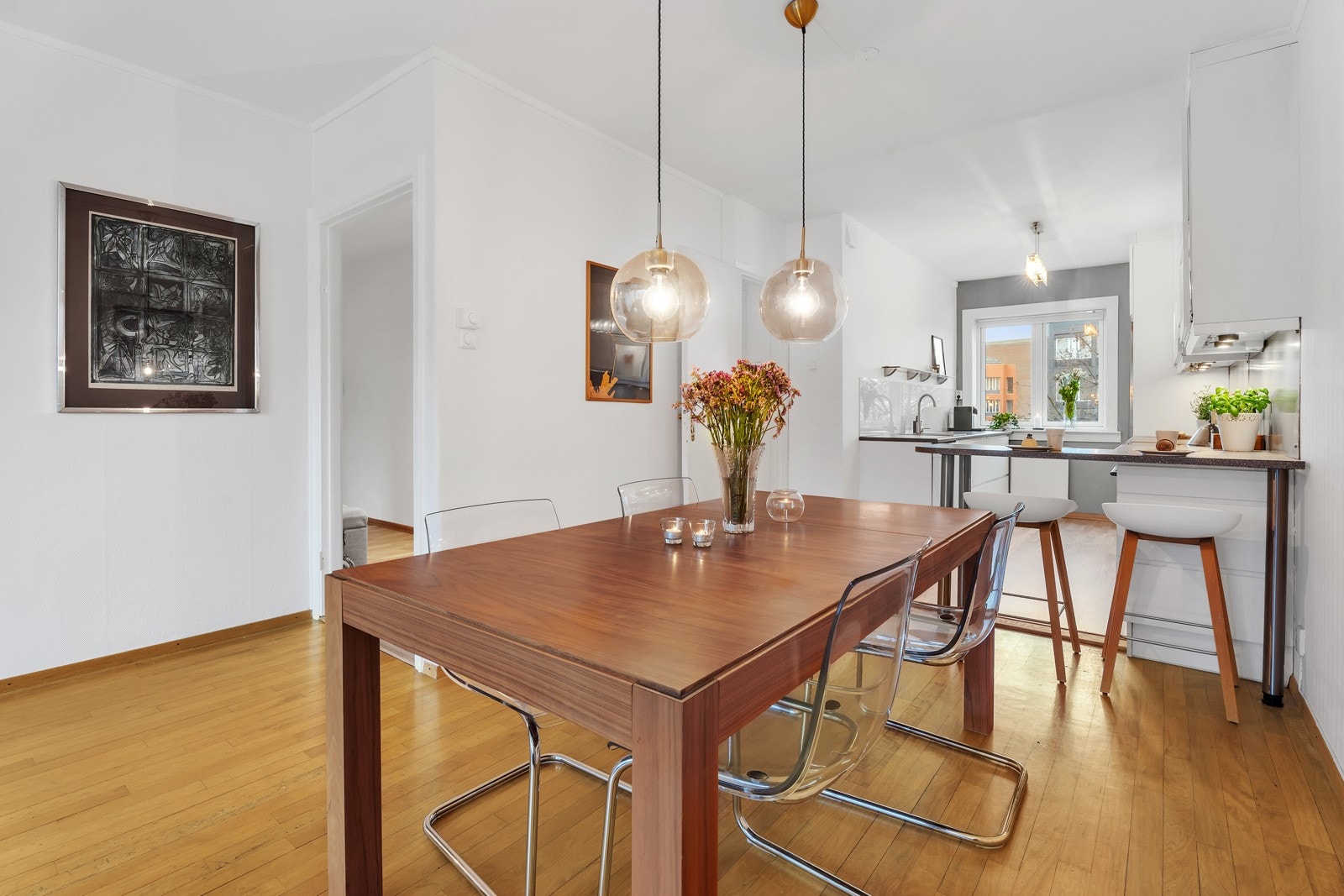 2024 ble det oppgradert til parkettgulv i entré, kjøkken og soverom 1 Galleribilde