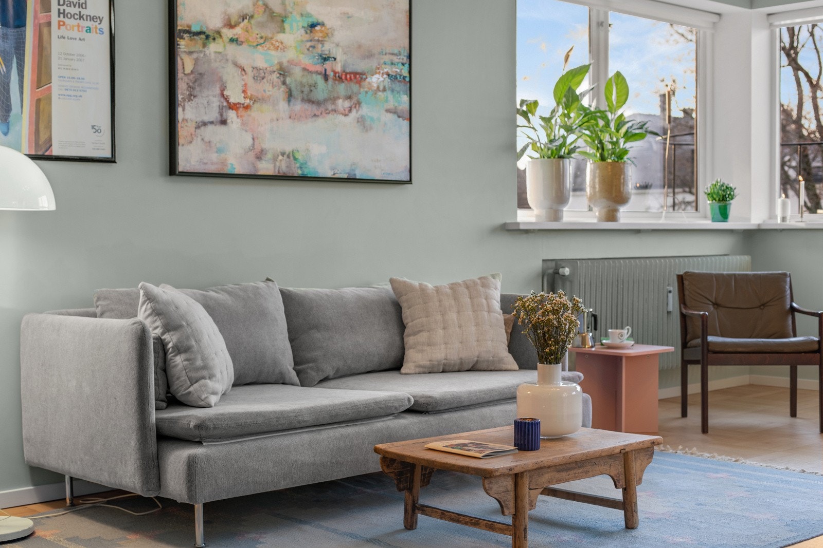 Fin plass til større sofa og stuebord Galleribilde