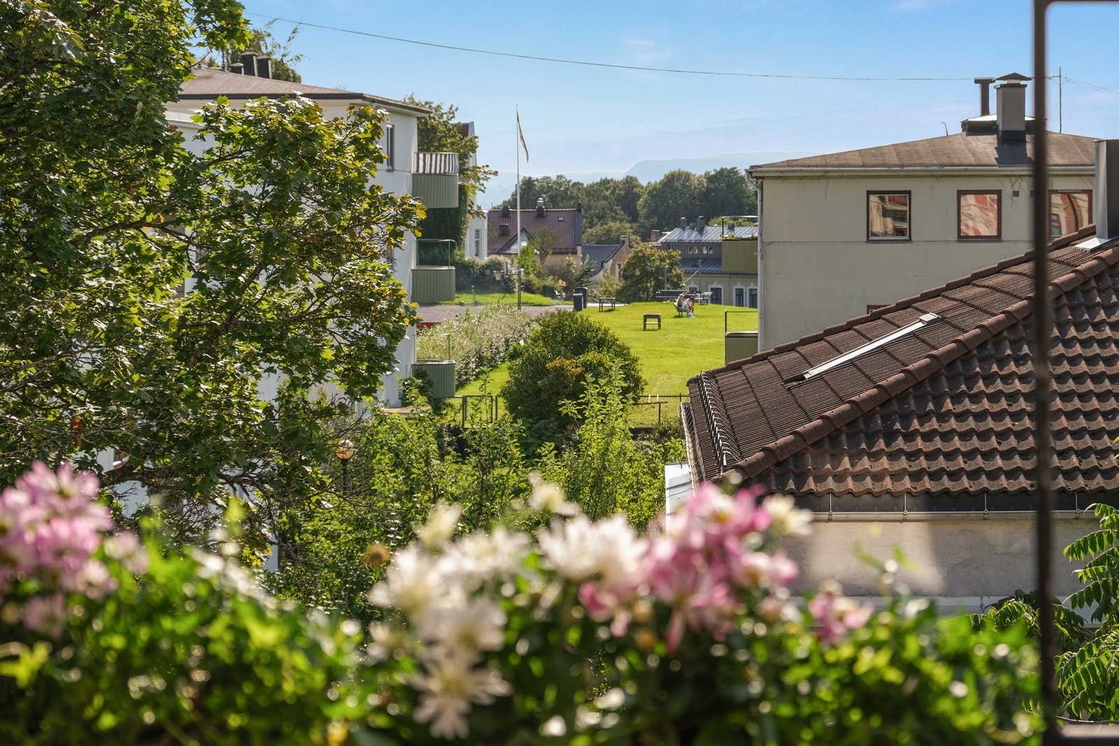 Koselig utsyn fra balkongen på sommerstid. Selger sitt private bilde Galleribilde