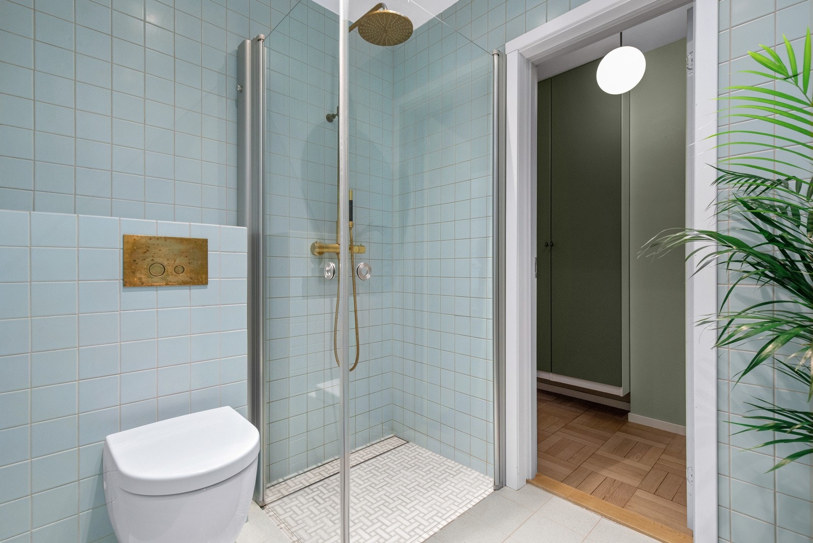 I forbindelse med oppussingen i 2019 ble det etablert et nytt rørsystem både på badet og toalettrommet, noe som sikrer et moderne og pålitelig vann- og avløpssystem Galleribilde
