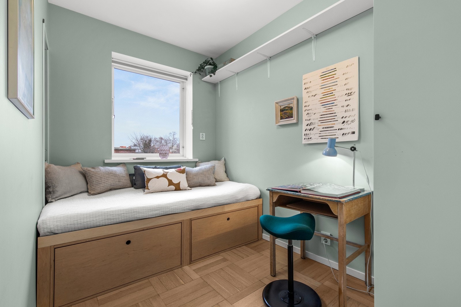 Det andre soverommet er perfekt som gjesterom, hjemmekontor eller en kombinasjon av begge. Sengen er plassbyggd med praktiske oppbevaringsskuffer Galleribilde