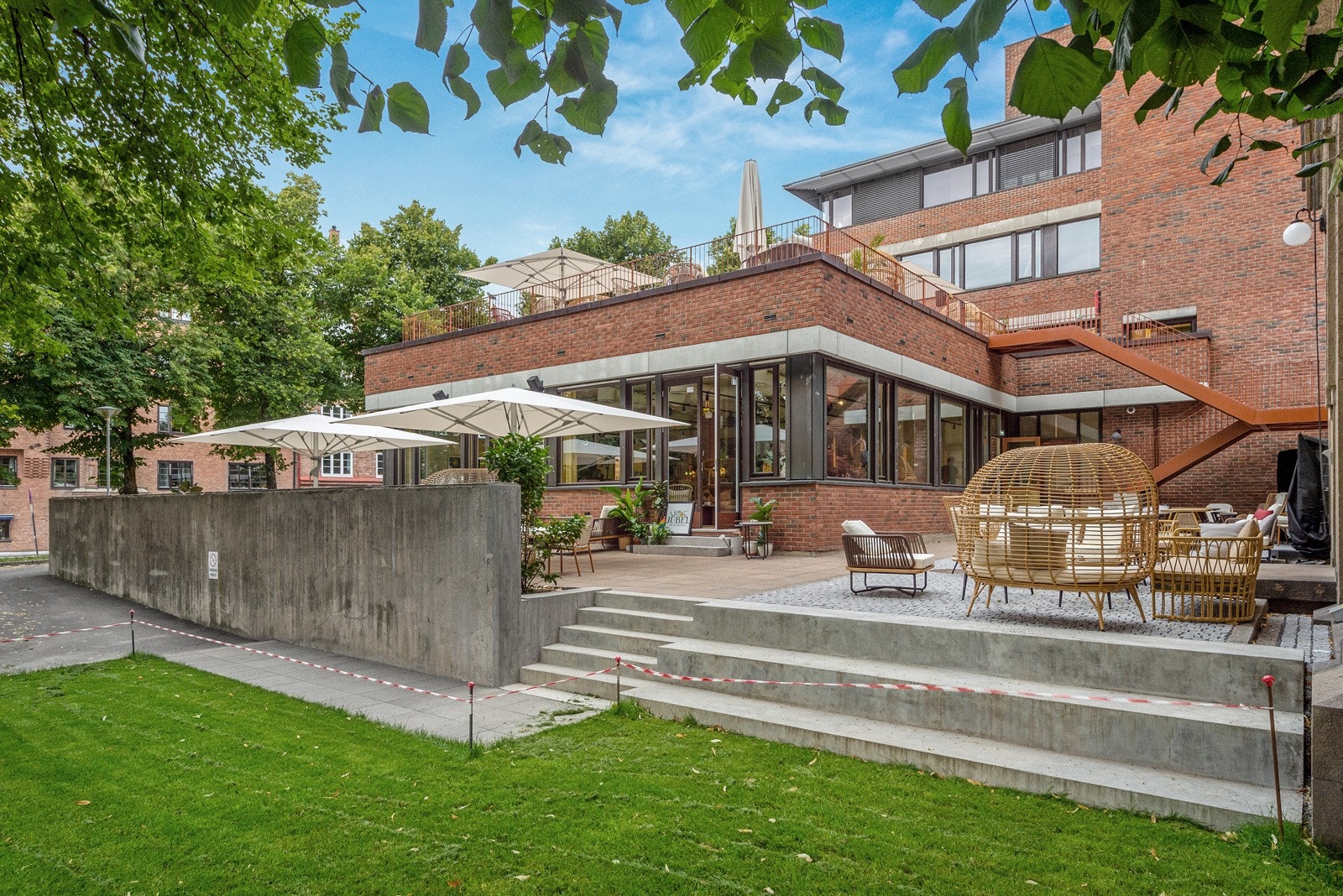 Jubel på Adamstuen er del av nye Vetrinærhøyskolen. Her er det solrik takterrasse, skjermede uteområder og innendørs servering. En nykommer som garantert blir en nabolagsfavoritt Galleribilde