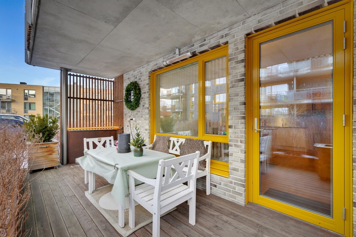 Terrassen måler hele 13 kvm og har levegg som gjør det lunt og trivelig. Galleribilde