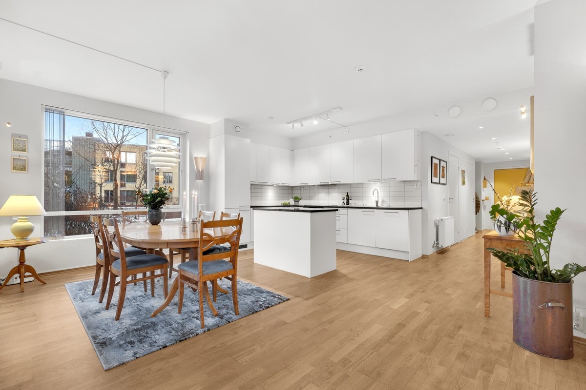 Stue/kjøkken har totalt tre fasader, noe som gir en god gjennomlysning og romfølelse. Galleribilde