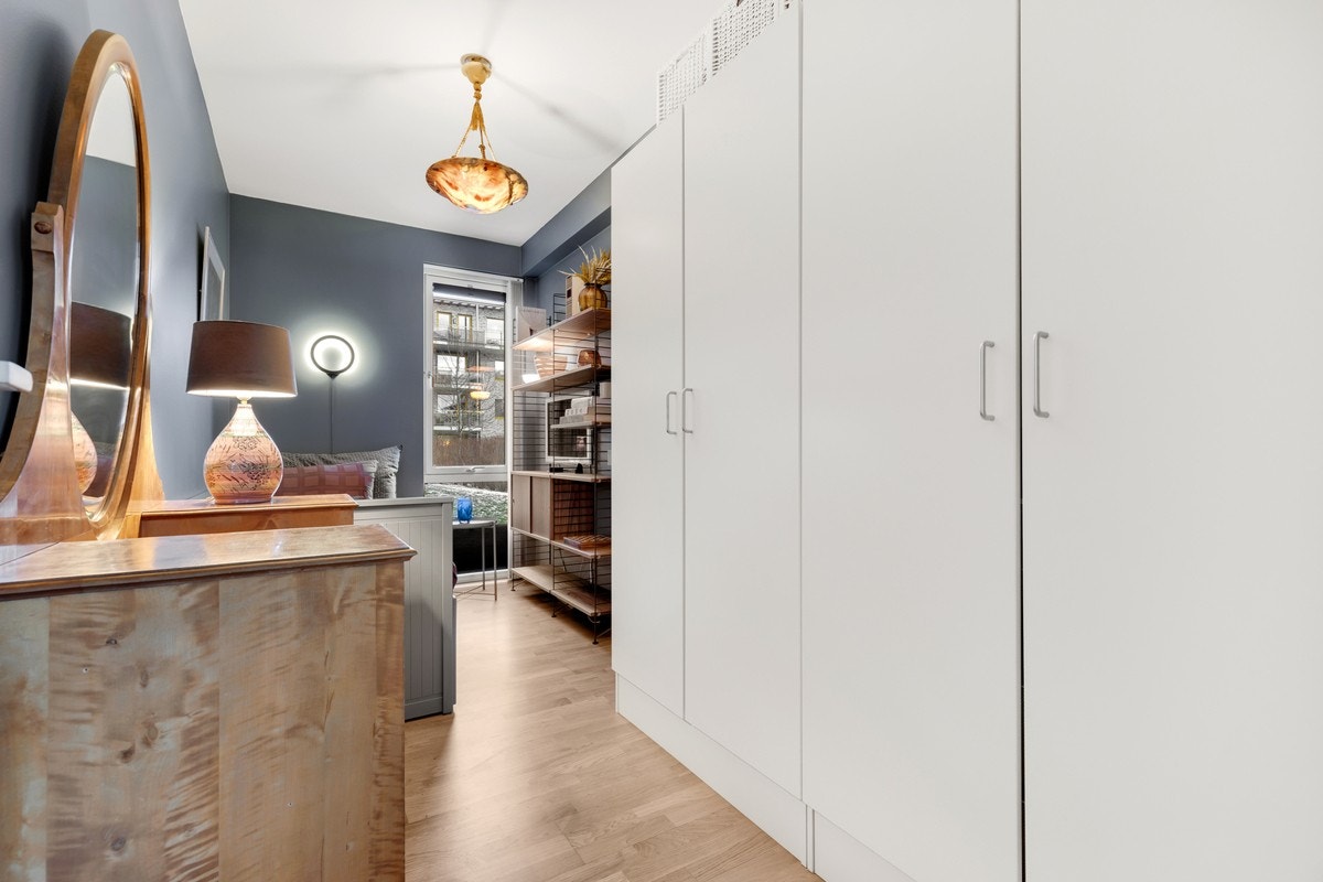 Soverom nr. 2 måler ca 8 kvm, perfekt med seng i tillegg til stort garderobeskap. Begge soverom er vendt inn mot stille hage. Galleribilde