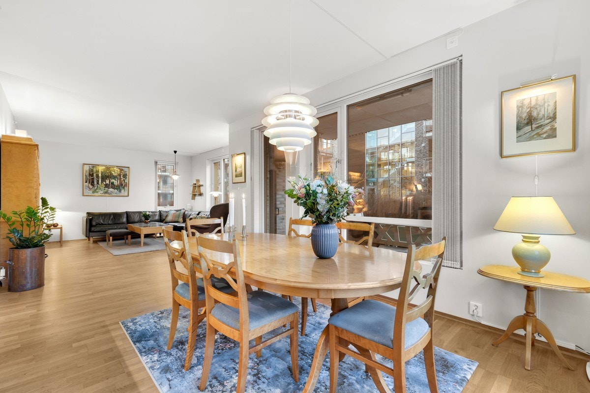 Fra stue/kjøkken er det utgang til terrasse. På sommerhalvåret går solen over naboblokken i sør og solforholdene er gode. Galleribilde