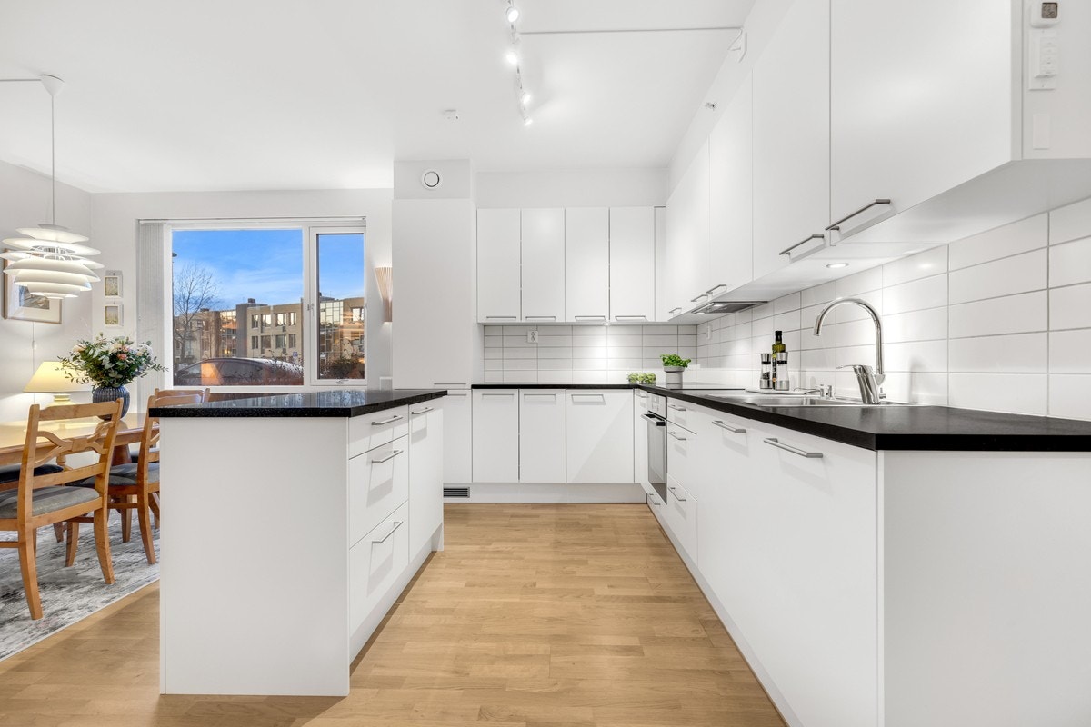 Nåværende eier har satt opp kjøkkenøy og skaper et naturlig skille mellom kjøkken og spisestue. Galleribilde