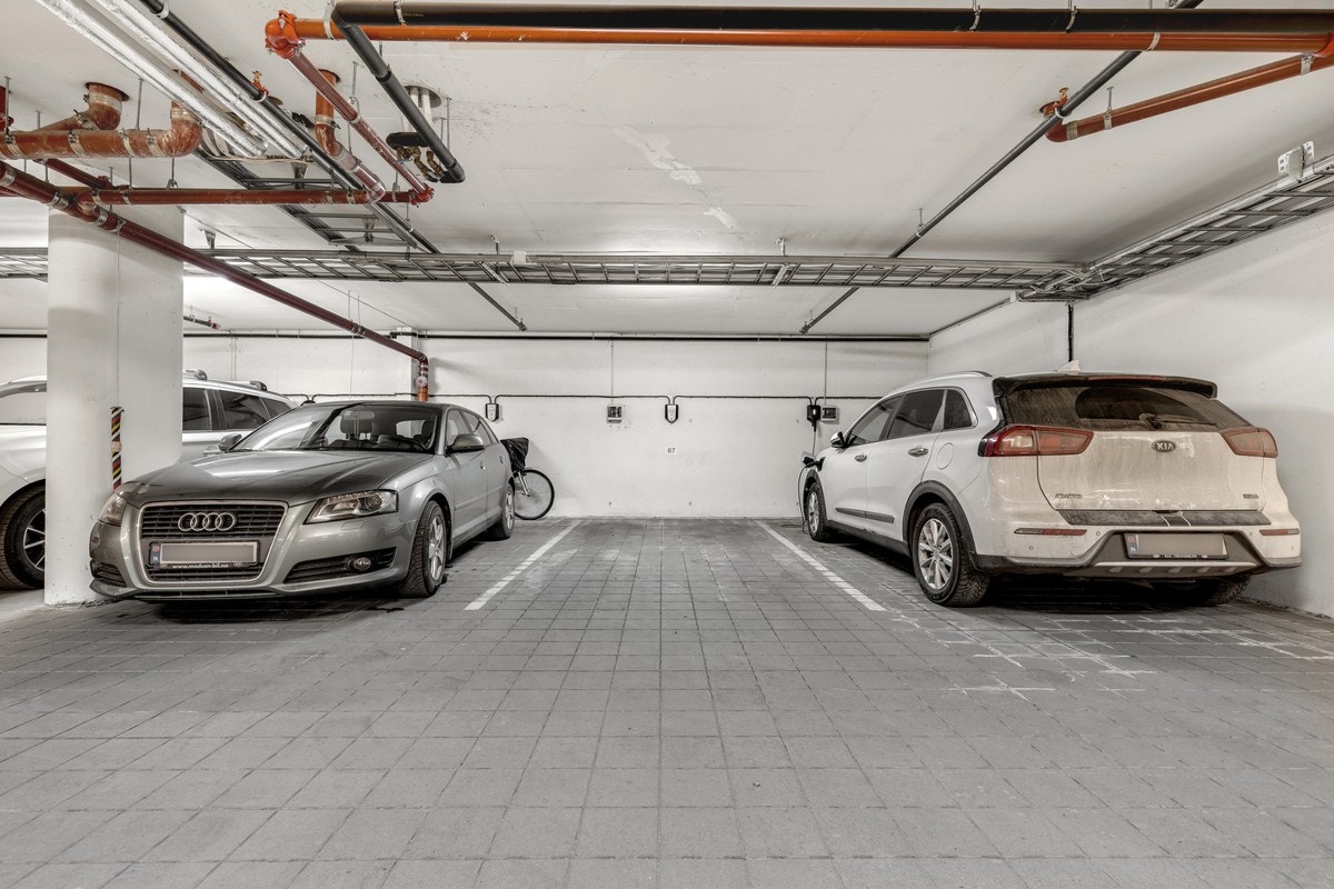 Boligen disponerer parkering i felles garasje. Galleribilde