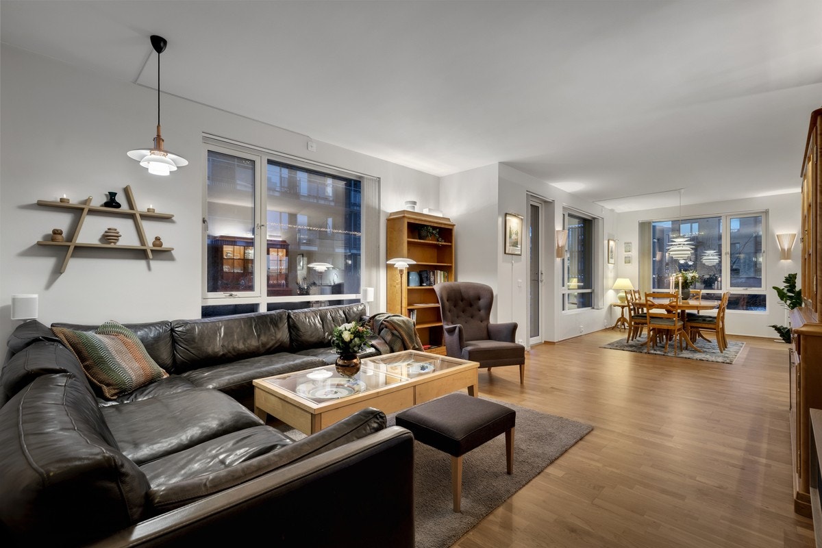 Ved stuen er det god plass til å sette inn stor sofagruppe og tv. Galleribilde