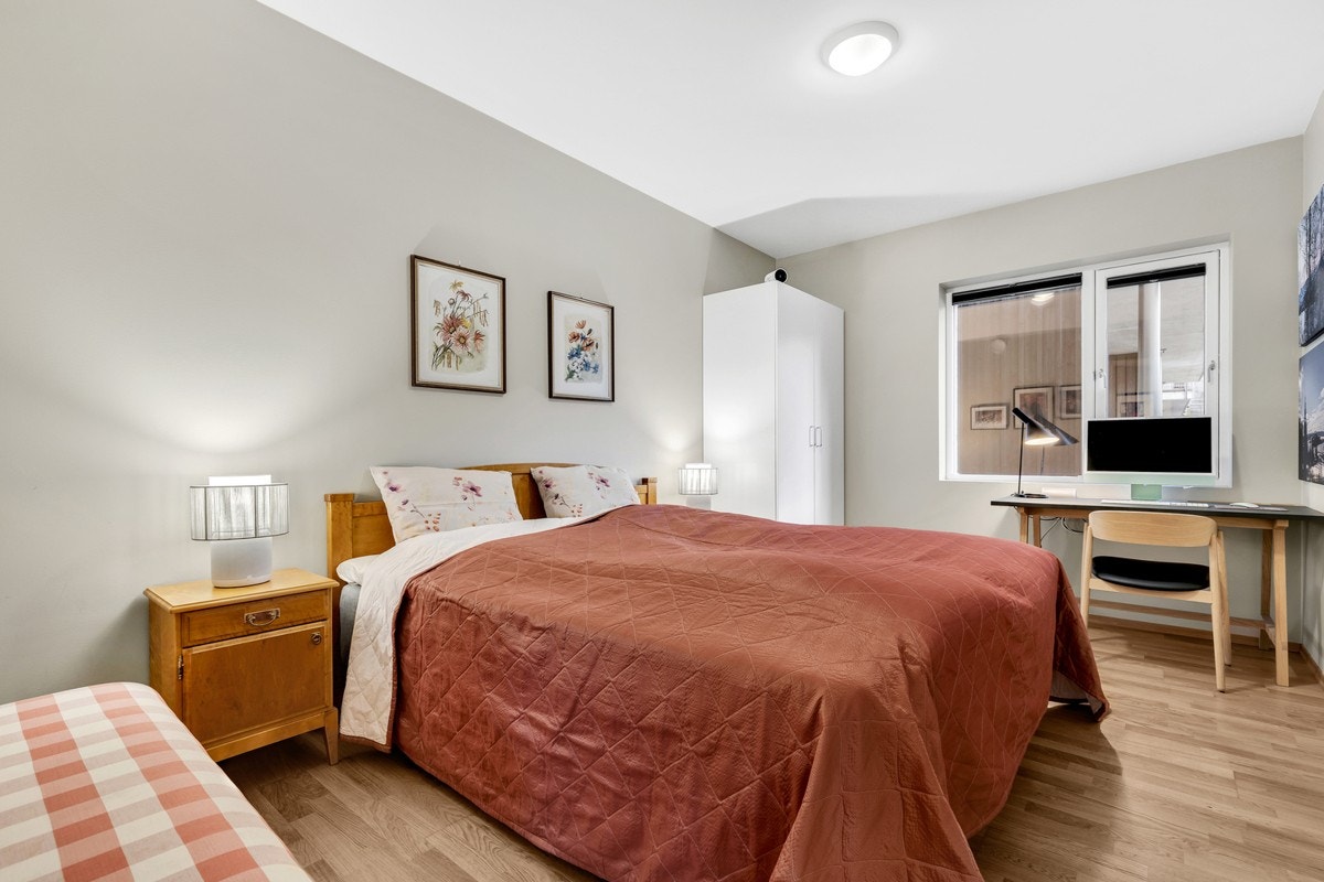 Hovedsoverommet måler 13 kvm, åpent og luftig, samt malt i nøytrale farger som gjør det enkelt å sette sitt eget preg på rommet. Galleribilde