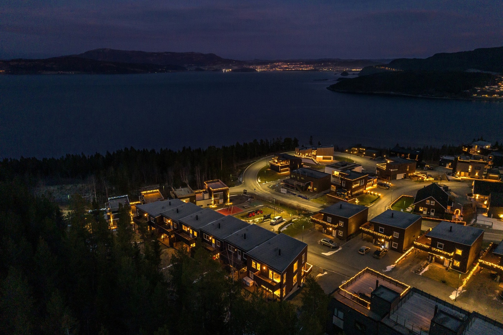 Fra boligen er det veldig kort vei til både skole og barnehage. Videre finnes Malviksenteret med bl.a. Rema 1000, apotek og vinmonopolet. Galleribilde