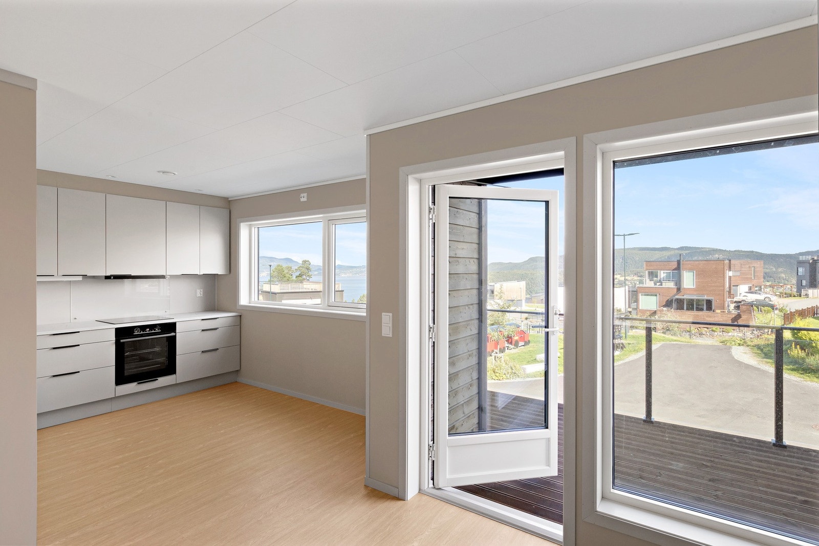 I tillegg til terrasse mot hage har boligen veranda med flott utsikt og formiddagssol. Galleribilde